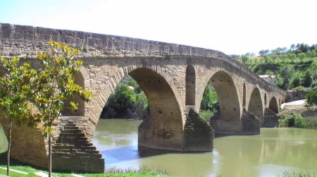Brug over de Rio Arga in Puente la Reina